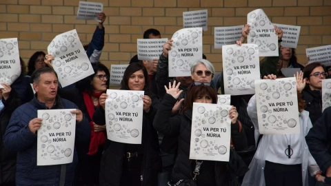 Funcionarios de prisiones protestan con carteles durante una concentración frente al Centro Penitenciario Brians 2, a 25 de marzo de 2024, en Sant Esteve de Sesrovires, Barcelona,