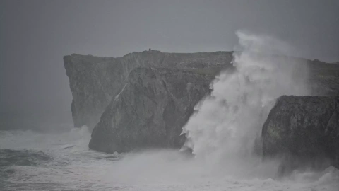 Vista de los acantilados de Pría, en Llanes, Asturias, durante un temporal, en una foto de archivo