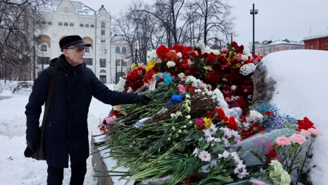 Flores para Navalni en Moscú.