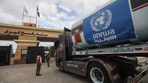 Un camión de combustible de UNRWA hace cola para ingresar a los territorios palestinos desde el cruce fronterizo de Rafah, a 19 de noviembre de 2023.