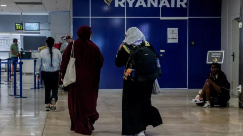 Cartel de la aerolínea Ryanair en el aeropuerto Adolfo Suárez-Madrid Barajas, en Madrid (España)