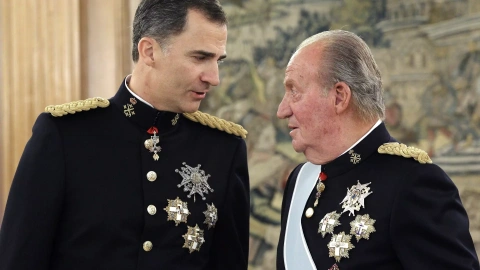 Felipe VI junto a Juan Carlos I durante su coronación.
