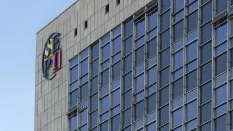 El logo de la SEPI, en lo alto de su sede en Madrid.