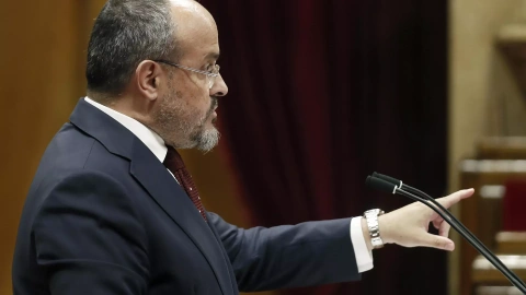 El portaveu parlamentari del PP, Alejandro Fernández, durant la seva intervenció al debat d'investidura de Salvador Illa.