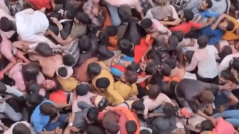 Captura del momento de la avalancha humana de este martes en la India