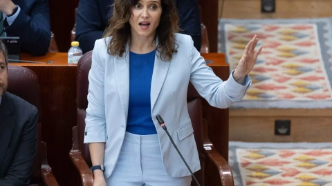 La presidenta de la Comunidad de Madrid, Isabel Díaz Ayuso, interviene durante un pleno en la Asamblea de Madrid