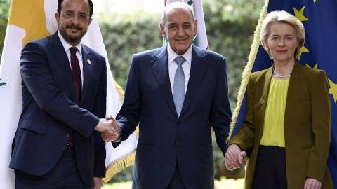 La presidenta de la Comisión Europea, Ursula von der Leyen, junto al presidente de Chipre y al presidente del parlamento de Líbano.