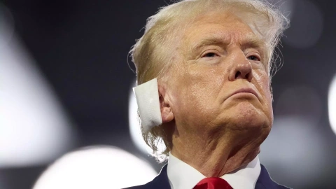Donald Trump, con la oreja vendada en Milwaukee.