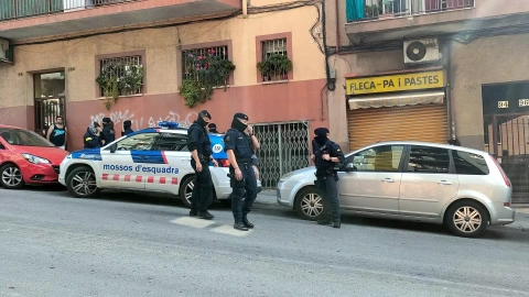 03/06/2024 Un grupo de Mossos d'Esquadra durante un operativo policial, a 29 de mayo de 2024, en Barcelona, Catalunya.