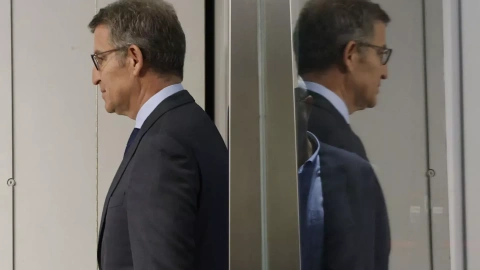 El líder del PP, Alberto Núñez Feijóo, a su llegada a una rueda de prensa ofrecida en la sede de la formación, en Madrid. — J.J. Guillén / EFE