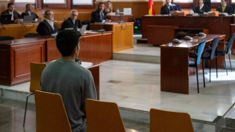 El acusado de intento de asesinato y violación a una adolescente en Igualada, durante un juicio en la Audiencia de Barcelona