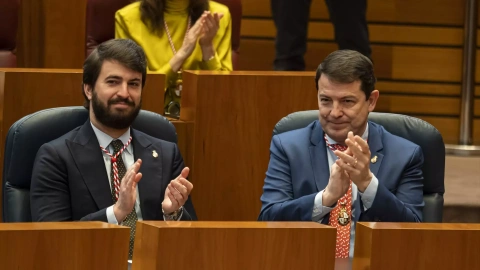 El presidente de Castilla y León, Alfonso Fernández Mañueco (d), junto al vicepresidente autonómico, Juan García-Gallardo (i).