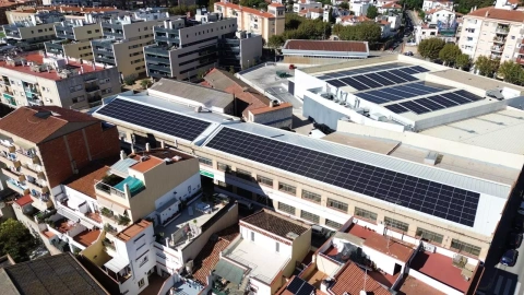 07/2024 - Instal·lació de generació urbana col·lectiva a Mataró de la cooperativa Som Energia.