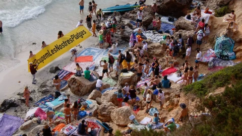 16/06/2024 - L'acció contra la massificació turística al caló des Moro, a Santanyí (Mallorca).
