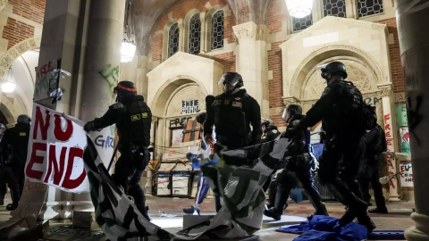 La Policía ha desmantelado las protestas y ha detenido a más de 200 personas en la Universidad de California.