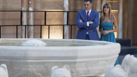 l presidente del Gobierno en funciones, Pedro Sánchez, junto a su mujer, Begoña Gómez, antes de la cena oficial la III Cumbre de la Comunidad Política Europea (CPE) en la Alhambra, a de octubre del 2023 en Granada (Andalucía, España).