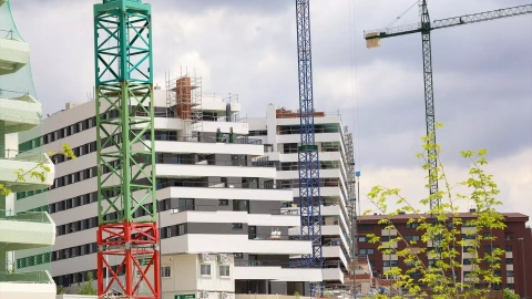 Foto de archivo de un edificio de viviendas en construcción en Tres Cantos, Madrid, a 20 de junio de 2024.