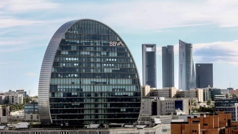 Fachada del edificio ‘La Vela’, en la ciudad del BBVA, en la zona norte de Madrid. E.P./Ricardo Rubio