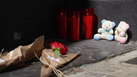 Flors, espelmes i peluixos en record de les víctimes del triple homicidi del Prat de Llobregat.