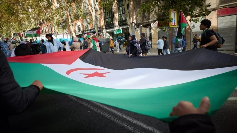 Varias personas sujetan una bandera durante una manifestación en apoyo al Sahara Occidental, desde Atocha a la plaza de Jacinto Benavente, a 11 de noviembre de 2023