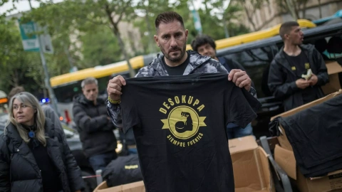 Un miembro de desocupa reparte camisetas en la Plaza Universidad durante una manifestación convocada por la empresa Desokupa a favor de los desalojamientos forzosos de El Kubo y La Ruïna en la Plaza Bonanova, a 25 de mayo de 2023, Barcelona