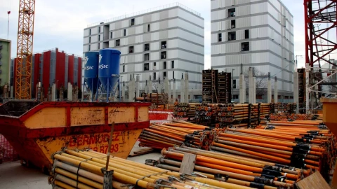 Una promoció de pisos de protecció oficial, que la Generalitat està aixecant a la Marina del Prat Vermell de Barcelona.