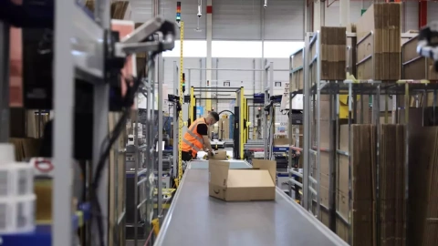 Un trabajador empaqueta en cajas de cartón pedidos para enviar, en el interior de las instalaciones del Centro Logístico de Amazon en Alcalá de Henares, Madrid (España). Eduardo Parra / Europa Press