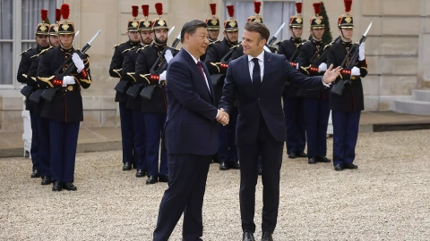 El presidente francés Emmanuel Macron acoge a su homólogo chino, Xi Jinping, en su llegada al Palacio Eliseo de París