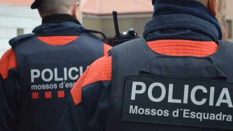 Fotografía de archivo de dos agentes de los Mossos d'Esquadra.