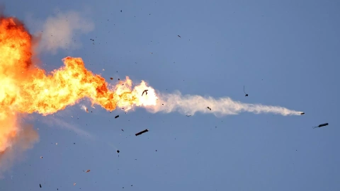 Un vehículo aéreo no tripulado (UAV) de Hezbolá que cruza desde el Líbano es interceptado por un avión de combate israelí, el 25 de agosto de 2024.
