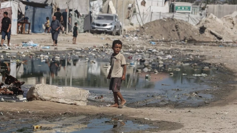 24/07/2024 Un niño palestino camina cerca de tiendas de campaña en Deir el-Balah, en el centro de la Franja de Gaza. Foto de archivo.