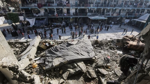 Las consecuencias de un ataque israelí sobre una escuela que alojaba a palestinos desplazados, en Deir el-Balah, a 6 de junio de 2024.