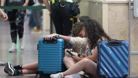 Varias personas con maletas en la estación de Chamartín, a 19 de junio de 2024.