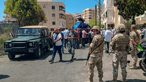 El ejército libanés asegura la zona donde un coche fue alcanzado por un ataque con dron israelí en la ciudad portuaria de Sidón, al sur del país