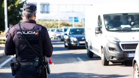 Un policía vigila el tráfico en Alacant.