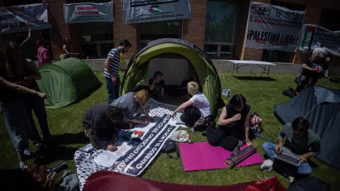 Varios estudiantes hacen una acampada para apoyar al pueblo palestino en la Complutense de Madrid.