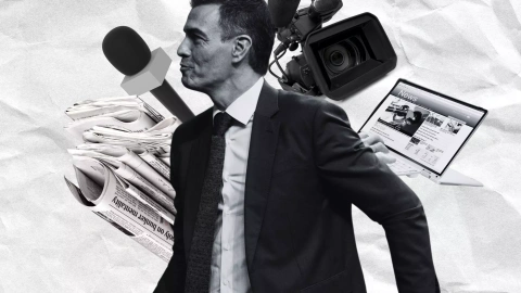 Fotomontaje de Pedro Sánchez rodeado de elementos característicos de los medios de comunicación.