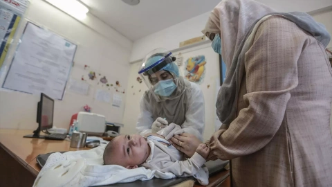 27/08/2024 Una enfermera vacuna contra la polio en un centro de la UNRWA en el campo de refugiados gazatí de Shati, antes de que estallara el genocidio. Foto de archivo.