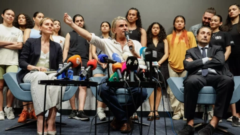 El compositor y productor teatral español Nacho Cano, durante una rueda de prensa tras ser detenido y puesto en libertad por la presunta contratación ilegal de inmigrantes mexicanos para el espectáculo musical 'Malinche'