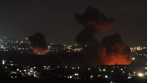 Columnas de humo se elevan desde el lugar de un ataque aéreo israelí que tuvo como objetivo la aldea libanesa de Zawtar, como se ve desde Marjaayoun, en el sur del Líbano, el 21 de septiembre de 2024