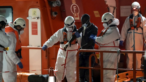 Imagen de archivo de servicios de emergencia tras el rescate de una embarcación en Canarias