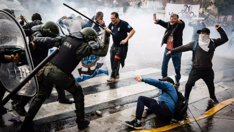 La Policía de Argentina arremete contra los manifestantes que protestan en contra del Gobierno, a 12 de junio de 2024, en Buenos Aires, Argentina.