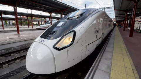 El tren de alta velocidad de la serie 106 en el andén de la estación de Chamartín Clara Campoamor para viajar a A Coruña, a 16 de mayo de 2024, en Madrid.
