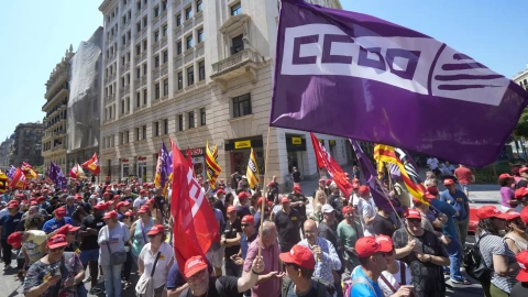 8 de junio de 2024. La concentración del 8 de junio de CCOO ante la sede de Foment para reivindicar la reducción de jornada laboral y protestar por el bloqueo de los convenios colectivos.