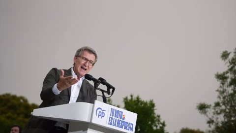 El presidente del PP, Alberto Núñez Feijóo, interviene durante un mitin de cierre de campaña del Partido Popular, en el Auditorio Parque de Cabecera, a 7 de junio de 2024, en Valencia, Comunidad Valenciana (España).