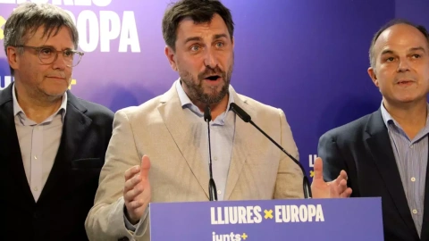 09/06/2024 - El cap de llista de Junts a les europees, Toni Comín, acompanyat de Carles Puigdemont i Jordi Turull a Brussel·les valorant els resultats.