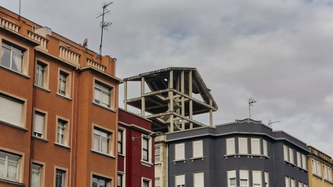 Un edificio de viviendas en construcción, a 9 de mayo de 2023, en Ourense, Galicia.