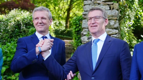 El presidente de la Xunta de Galicia, Alfonso Rueda, junto al líder del PP, Alberto Núñez Feijóo, el pasado mes de abril.