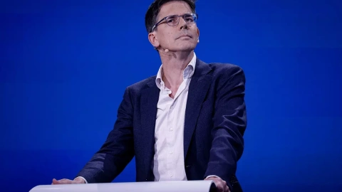 Bas Eickhout, candidato a la presidencia de la Comisión Europea por el partido de Los Verdes-Alianza Libre Europea, habla con la prensa en el Parlamento Europeo en Bruselas como parte de las elecciones al Parlamento Europeo el 9 de junio de