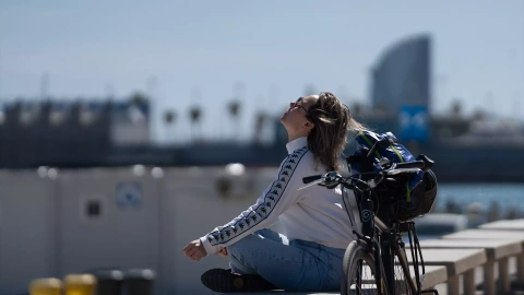 10/06/2024 Una mujer toma el sol en el paseo marítimo de la playa del Bogatell, a 15 de abril de 2024, en Barcelona (Catalunya).